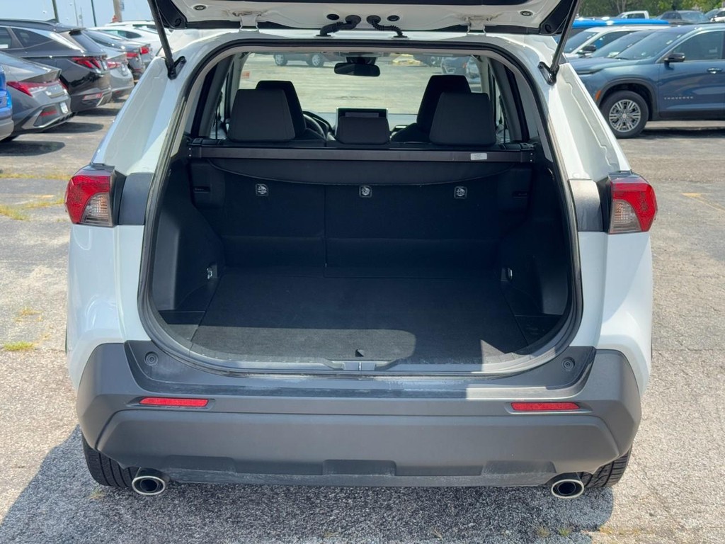 Toyota RAV4 Vehicle Full-screen Gallery Image 06