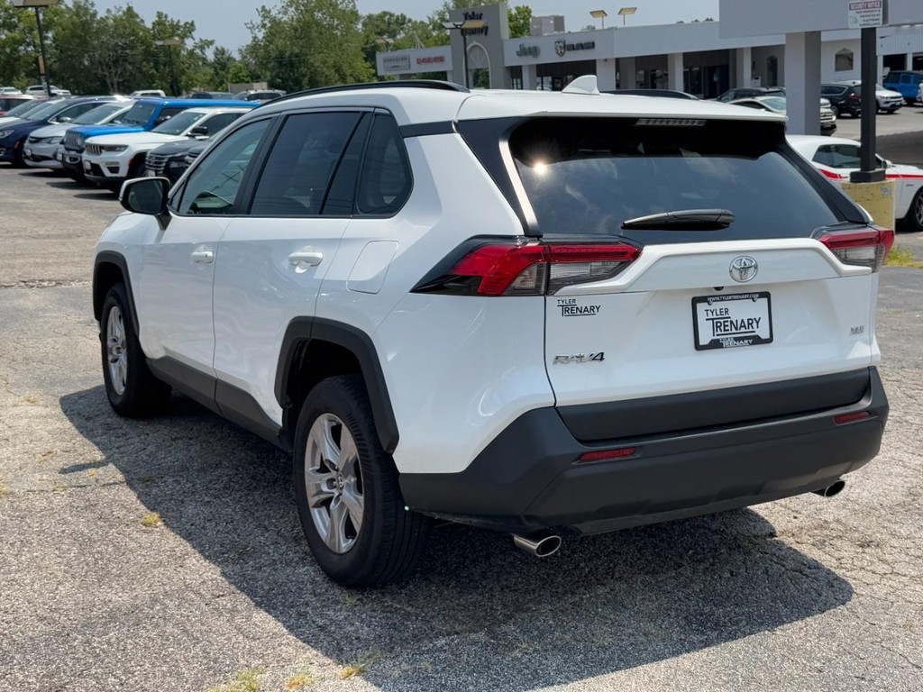 Toyota RAV4 Vehicle Full-screen Gallery Image 07