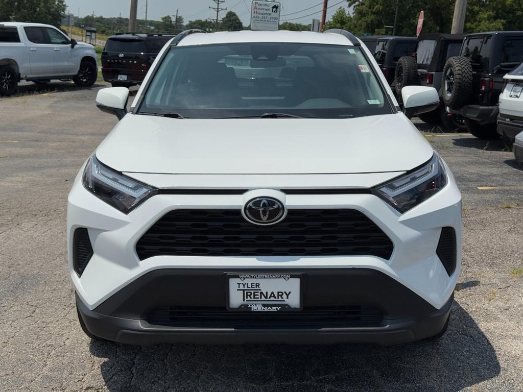 Toyota RAV4 Vehicle Full-screen Gallery Image 11