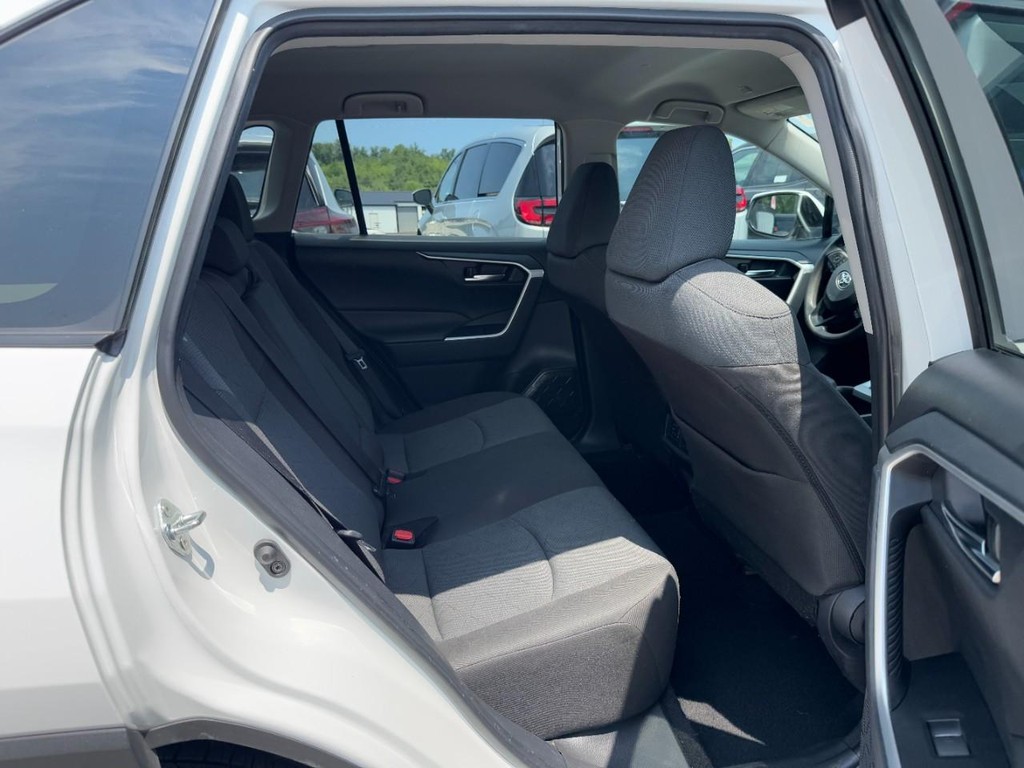 Toyota RAV4 Vehicle Full-screen Gallery Image 12
