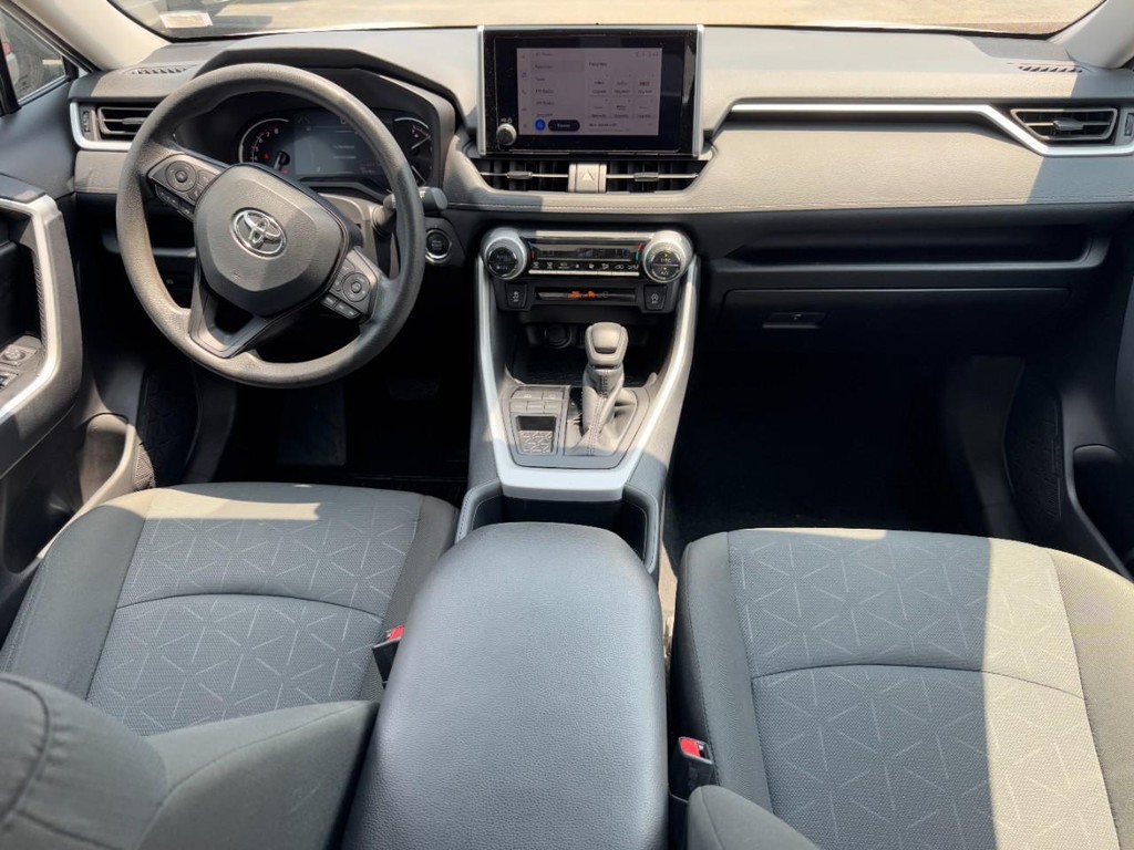 Toyota RAV4 Vehicle Full-screen Gallery Image 13