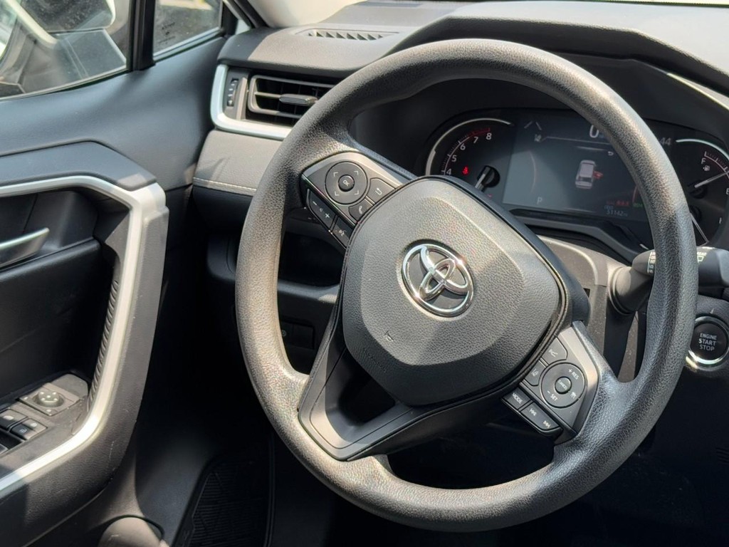 Toyota RAV4 Vehicle Full-screen Gallery Image 14