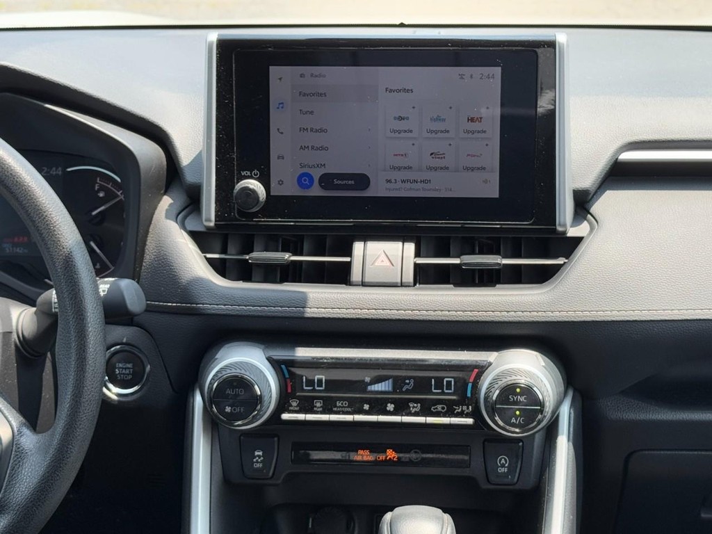 Toyota RAV4 Vehicle Full-screen Gallery Image 15