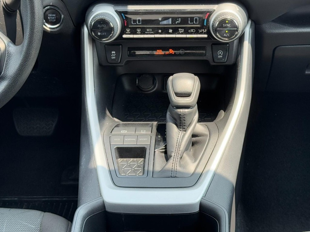 Toyota RAV4 Vehicle Full-screen Gallery Image 16