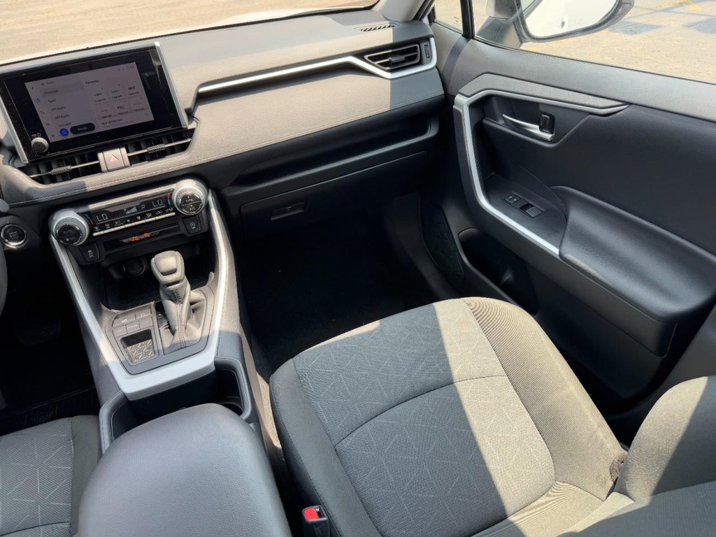 Toyota RAV4 Vehicle Full-screen Gallery Image 17