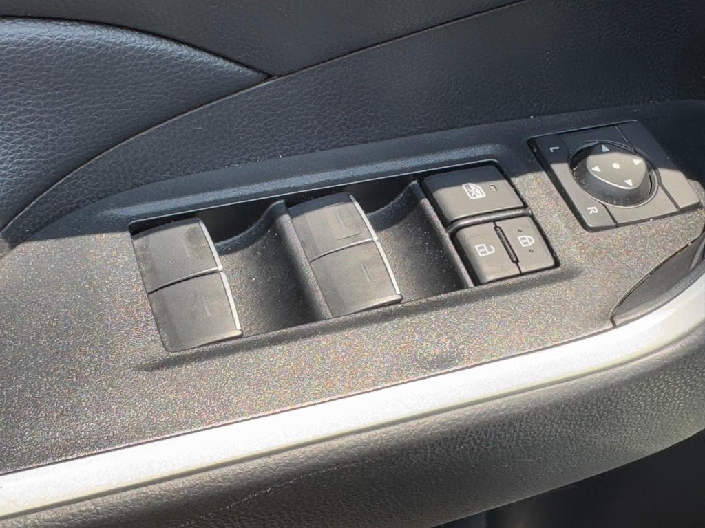 Toyota RAV4 Vehicle Full-screen Gallery Image 23