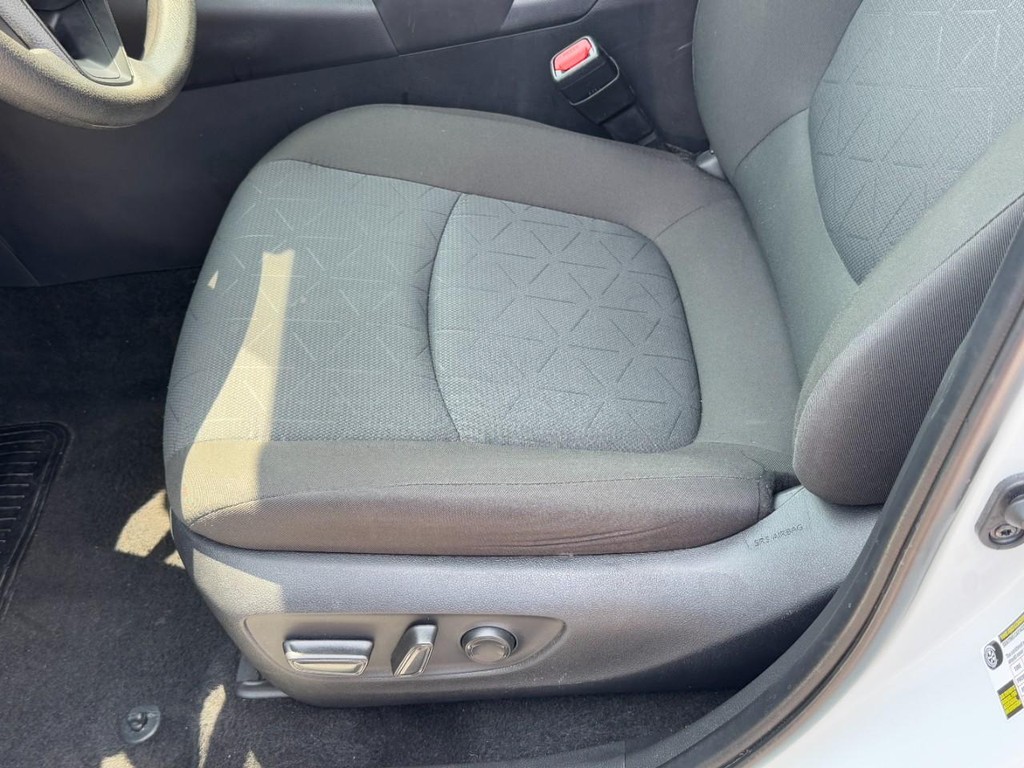 Toyota RAV4 Vehicle Full-screen Gallery Image 24