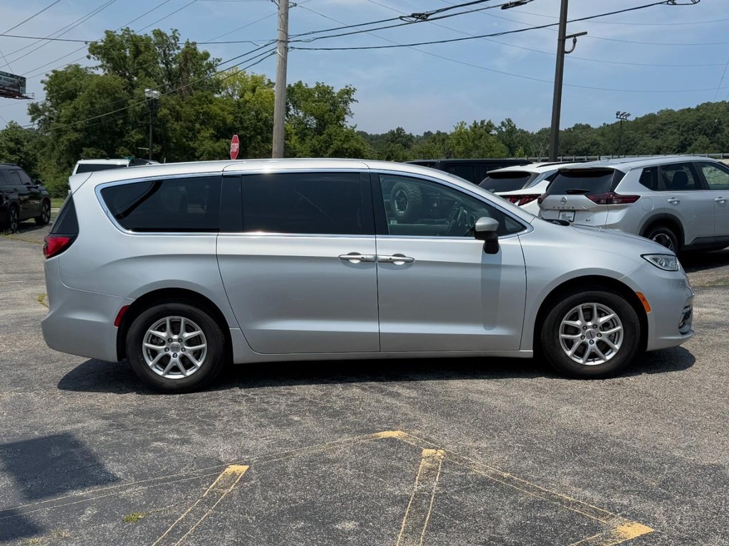 Chrysler Pacifica Vehicle Full-screen Gallery Image 02