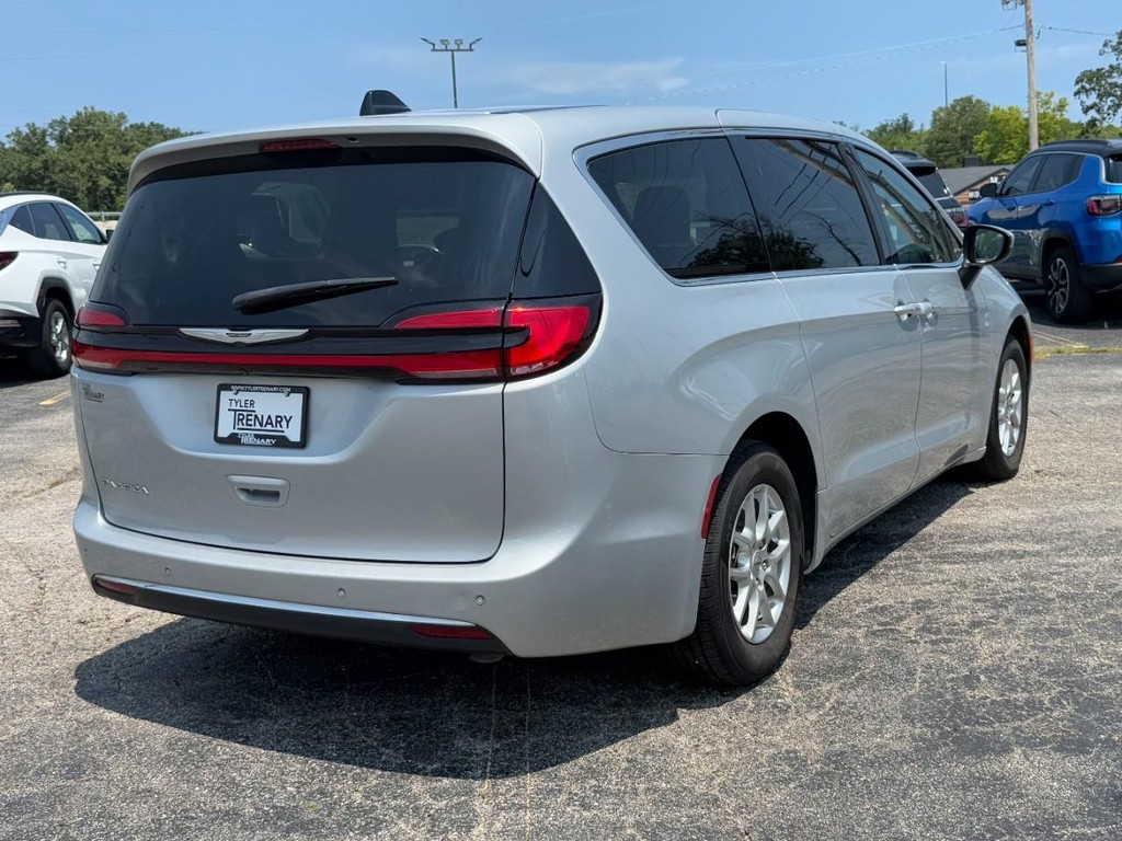 Chrysler Pacifica Vehicle Full-screen Gallery Image 04