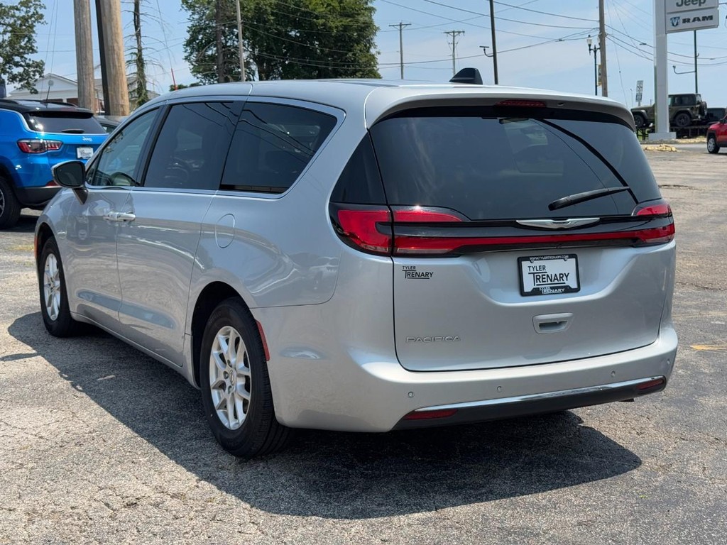 Chrysler Pacifica Vehicle Full-screen Gallery Image 07