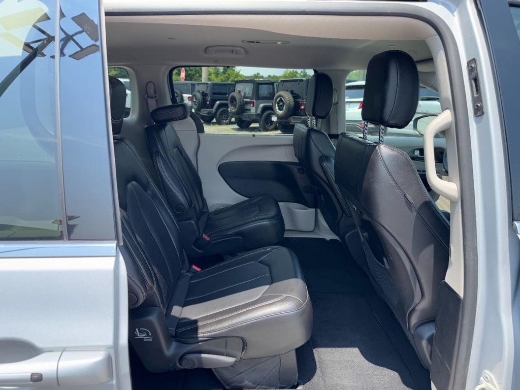 Chrysler Pacifica Vehicle Full-screen Gallery Image 12