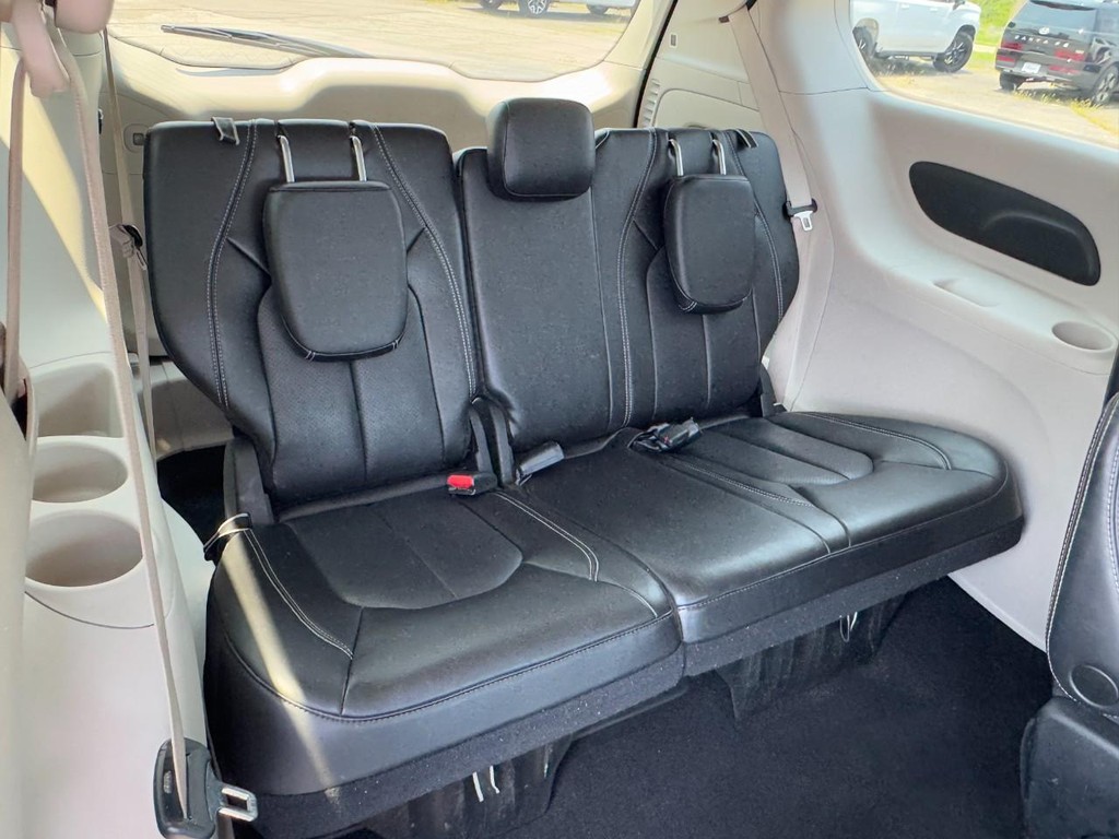 Chrysler Pacifica Vehicle Full-screen Gallery Image 13