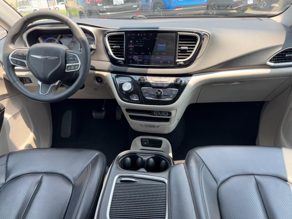 Chrysler Pacifica Vehicle Full-screen Gallery Image 14