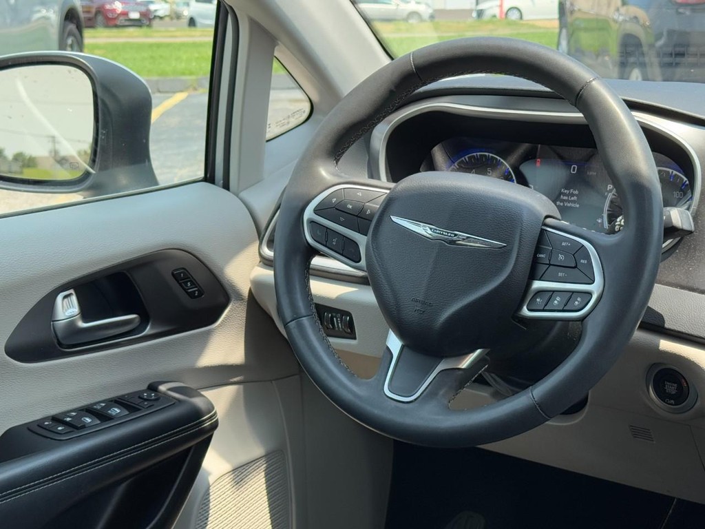 Chrysler Pacifica Vehicle Full-screen Gallery Image 15