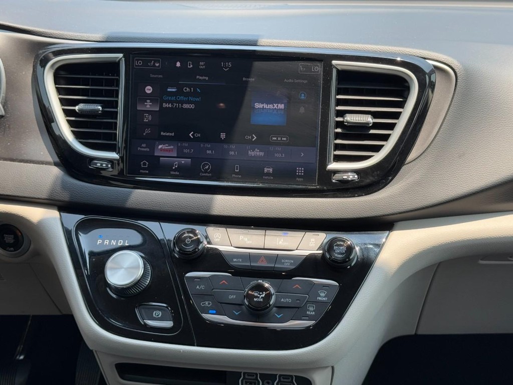 Chrysler Pacifica Vehicle Full-screen Gallery Image 16