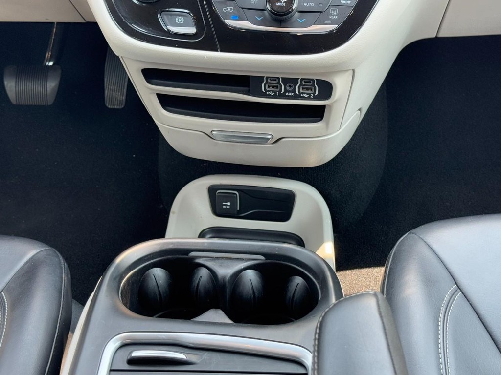 Chrysler Pacifica Vehicle Full-screen Gallery Image 17