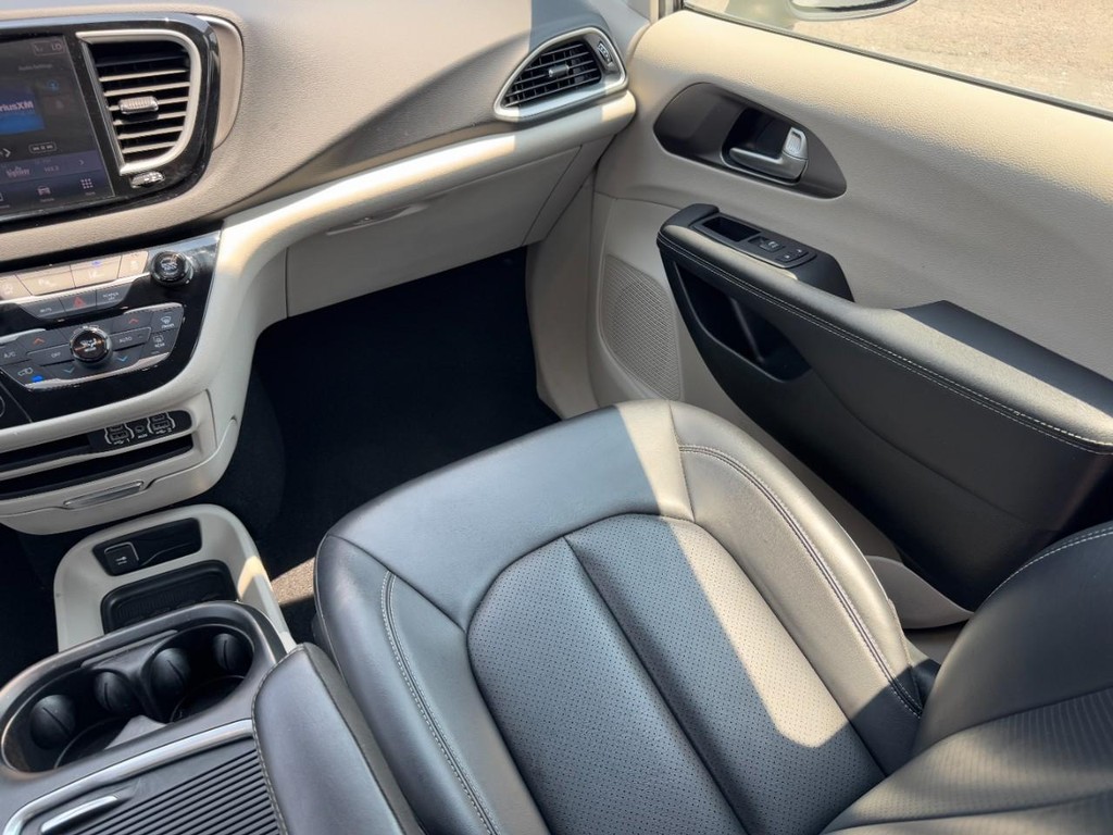 Chrysler Pacifica Vehicle Full-screen Gallery Image 18