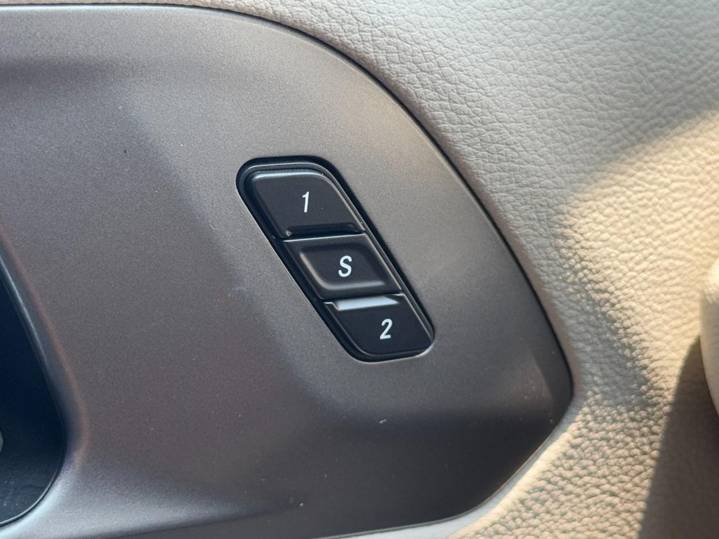 Chrysler Pacifica Vehicle Full-screen Gallery Image 19