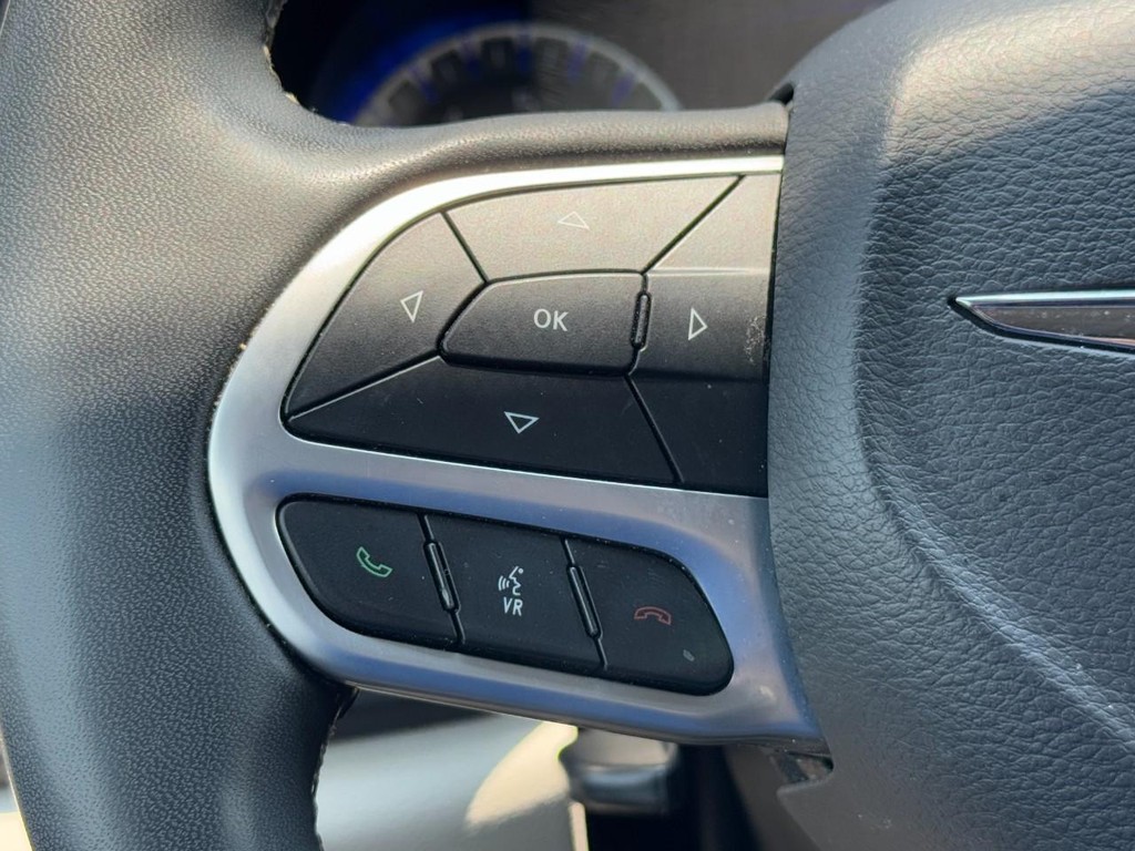 Chrysler Pacifica Vehicle Full-screen Gallery Image 20