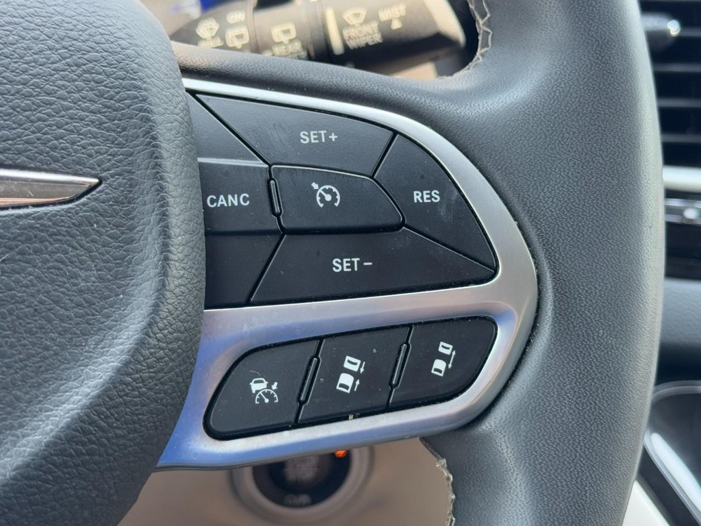 Chrysler Pacifica Vehicle Full-screen Gallery Image 21