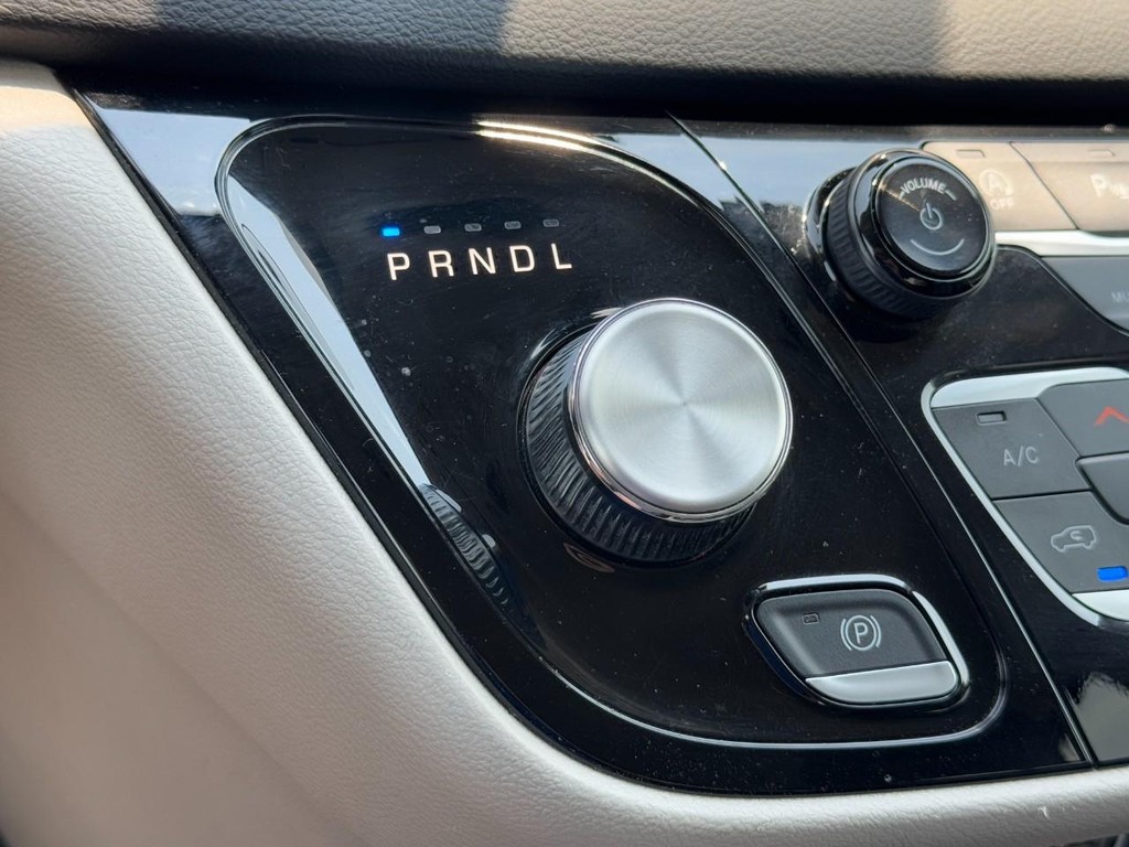 Chrysler Pacifica Vehicle Full-screen Gallery Image 23