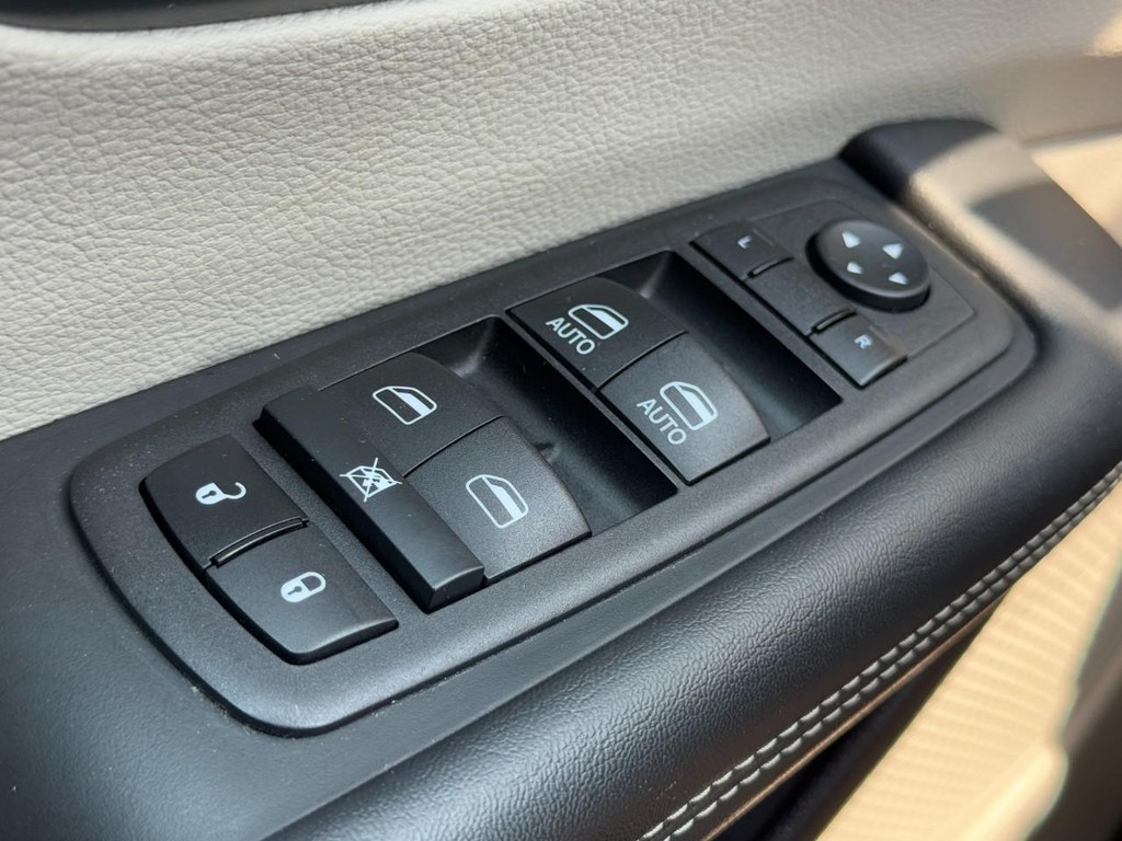 Chrysler Pacifica Vehicle Full-screen Gallery Image 26