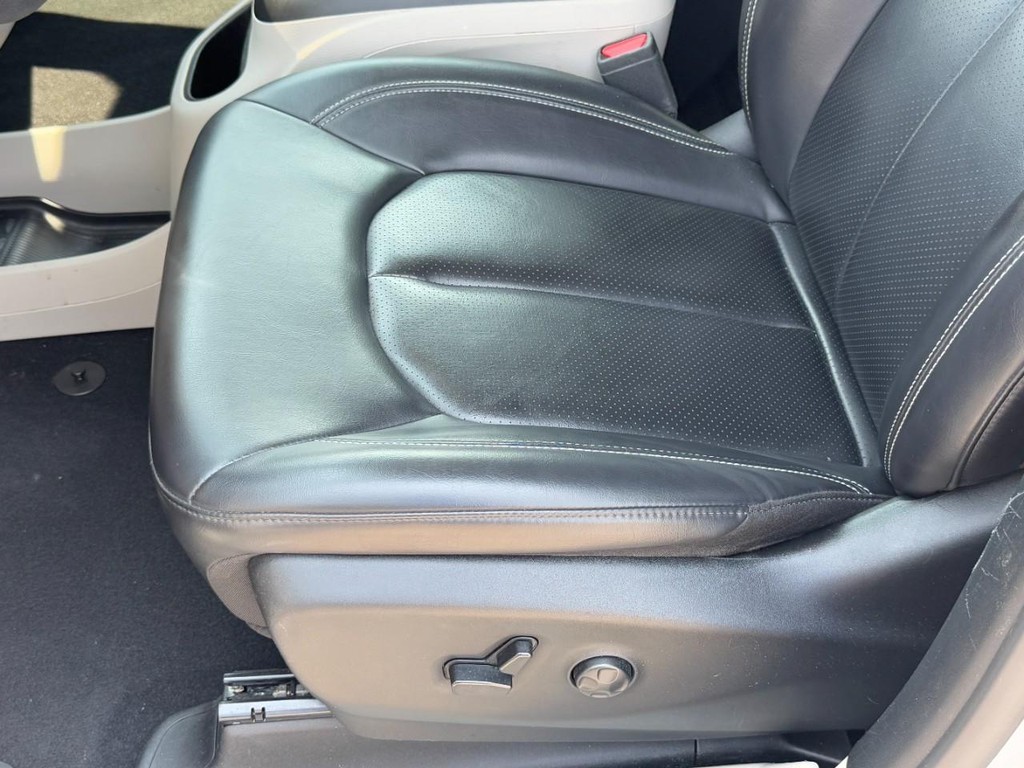 Chrysler Pacifica Vehicle Full-screen Gallery Image 27