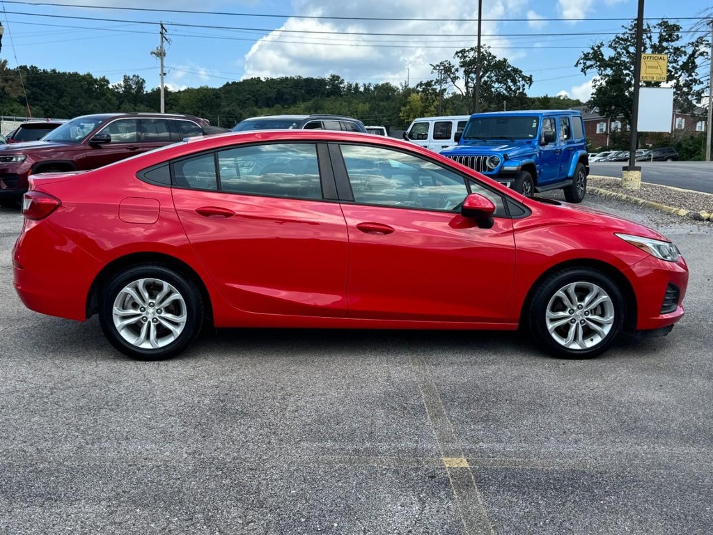 Chevrolet Cruze Vehicle Full-screen Gallery Image 02