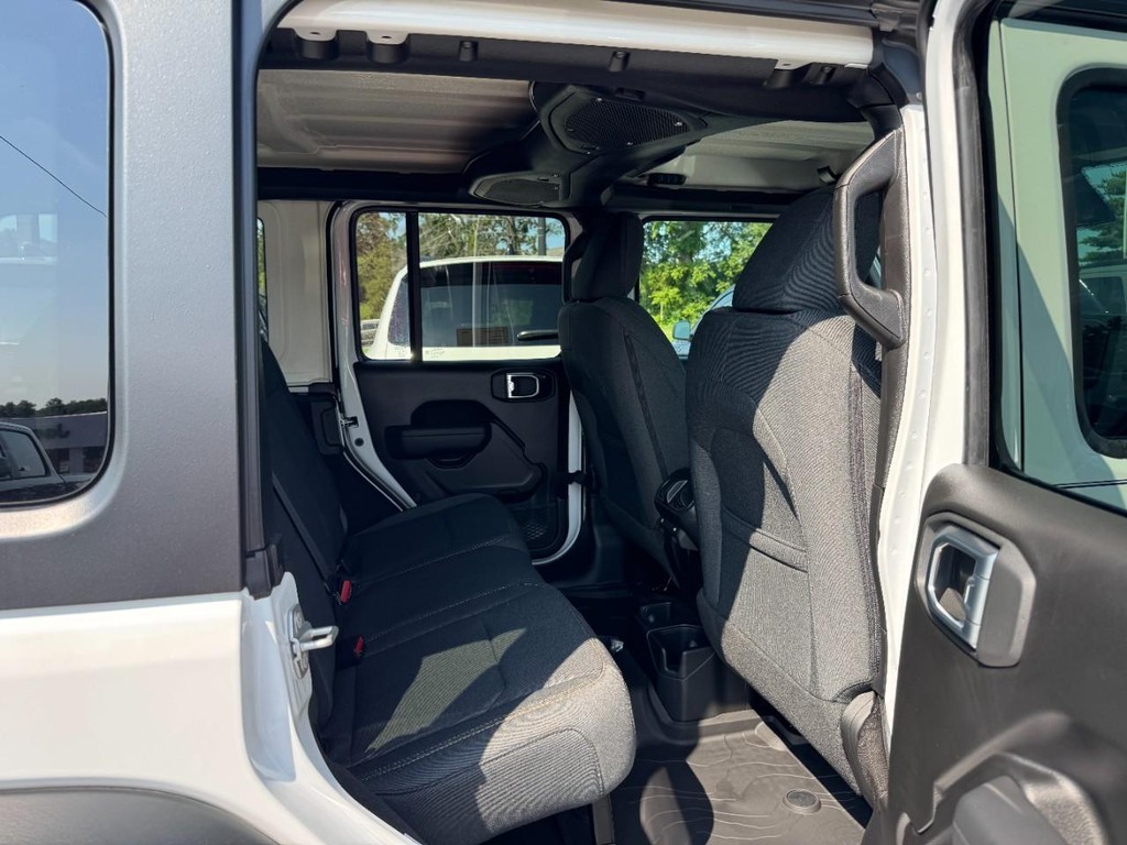 Jeep Wrangler Vehicle Full-screen Gallery Image 06