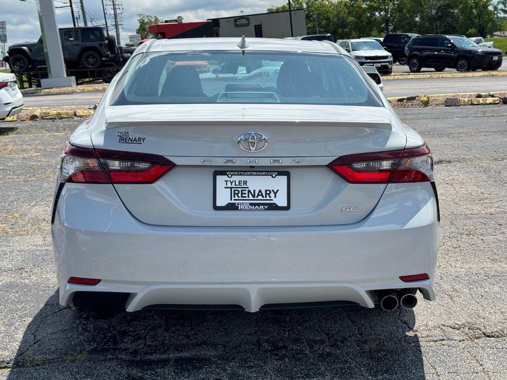 Toyota Camry Vehicle Full-screen Gallery Image 05