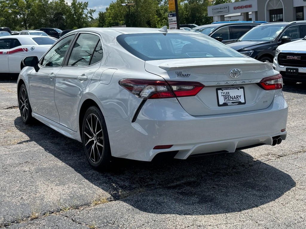 Toyota Camry Vehicle Full-screen Gallery Image 07
