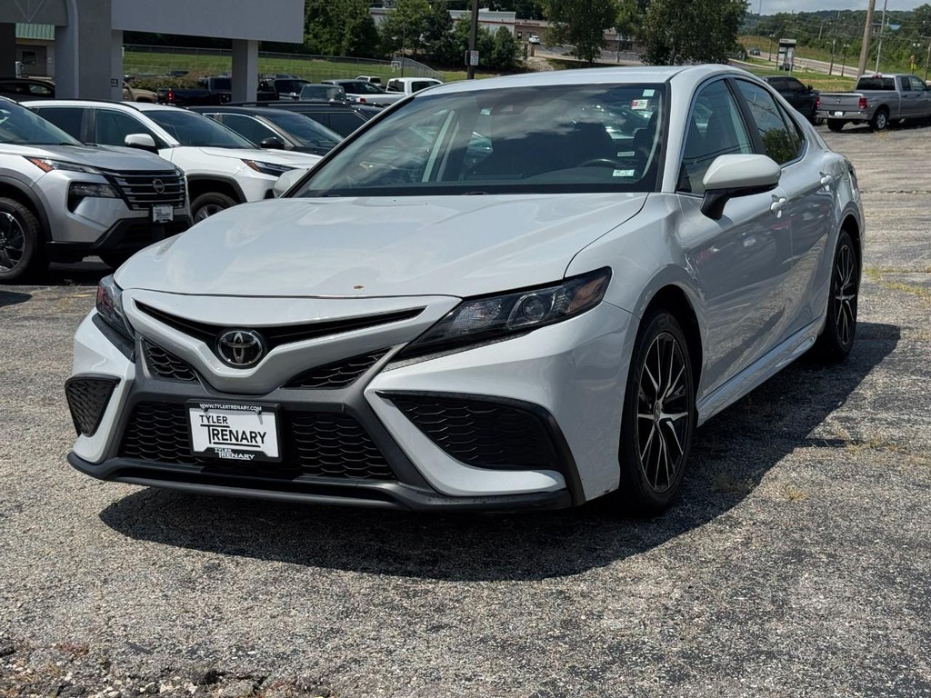 Toyota Camry Vehicle Full-screen Gallery Image 10