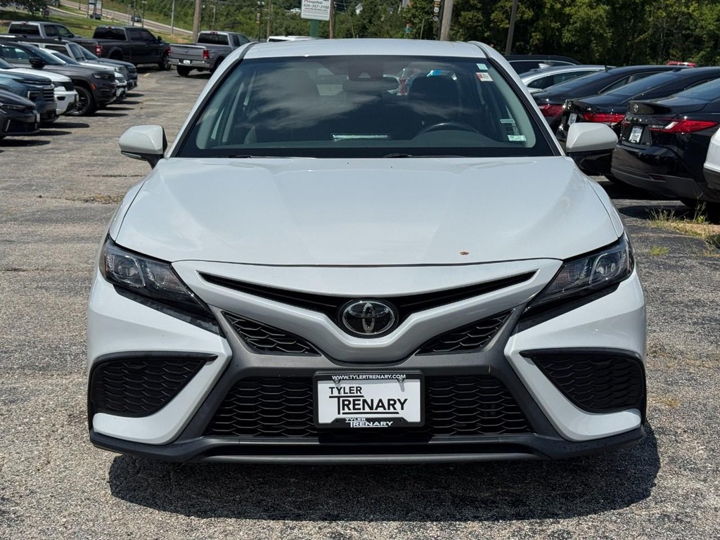 Toyota Camry Vehicle Full-screen Gallery Image 11