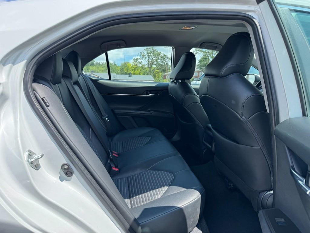 Toyota Camry Vehicle Full-screen Gallery Image 12