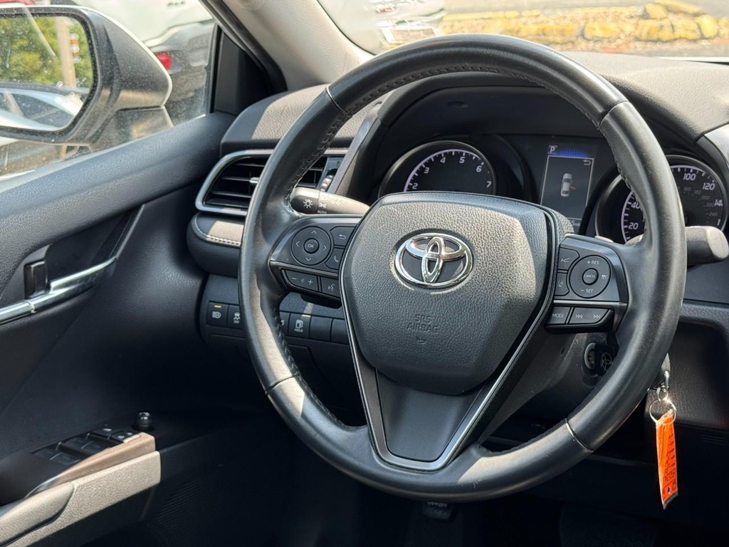 Toyota Camry Vehicle Full-screen Gallery Image 14