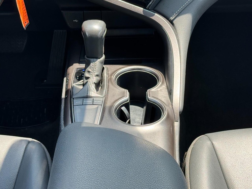 Toyota Camry Vehicle Full-screen Gallery Image 16