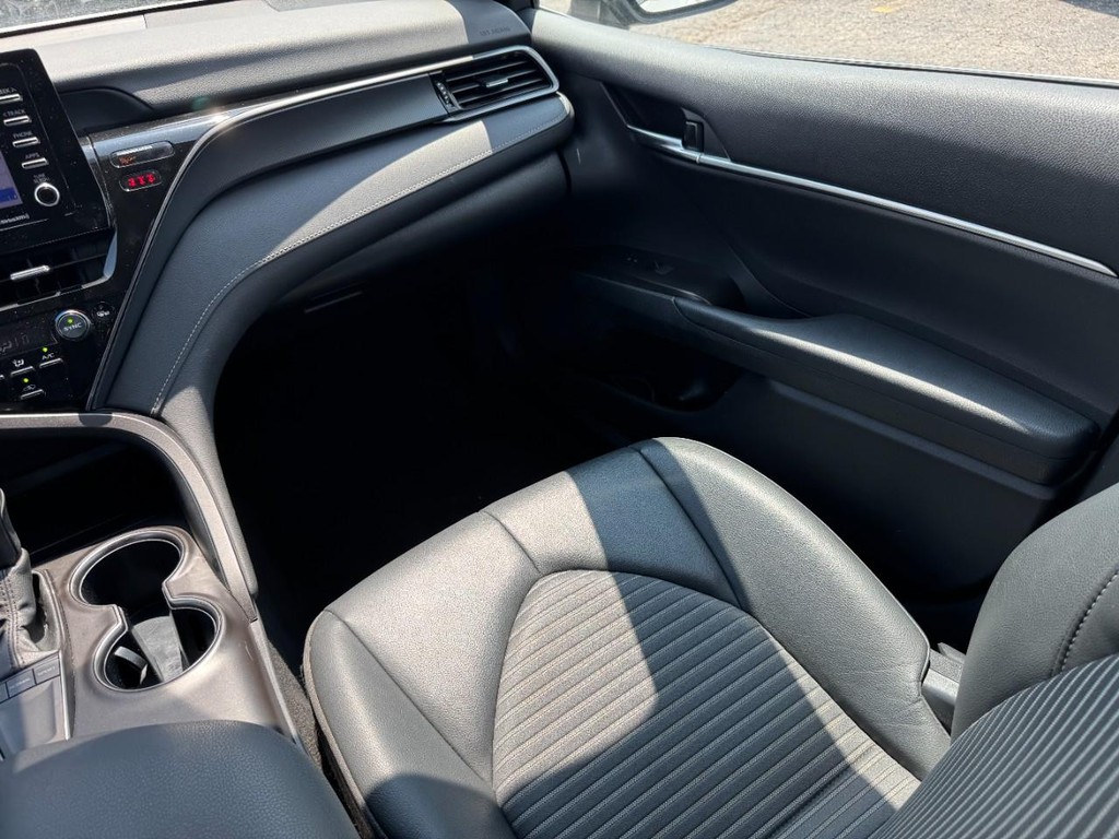 Toyota Camry Vehicle Full-screen Gallery Image 17