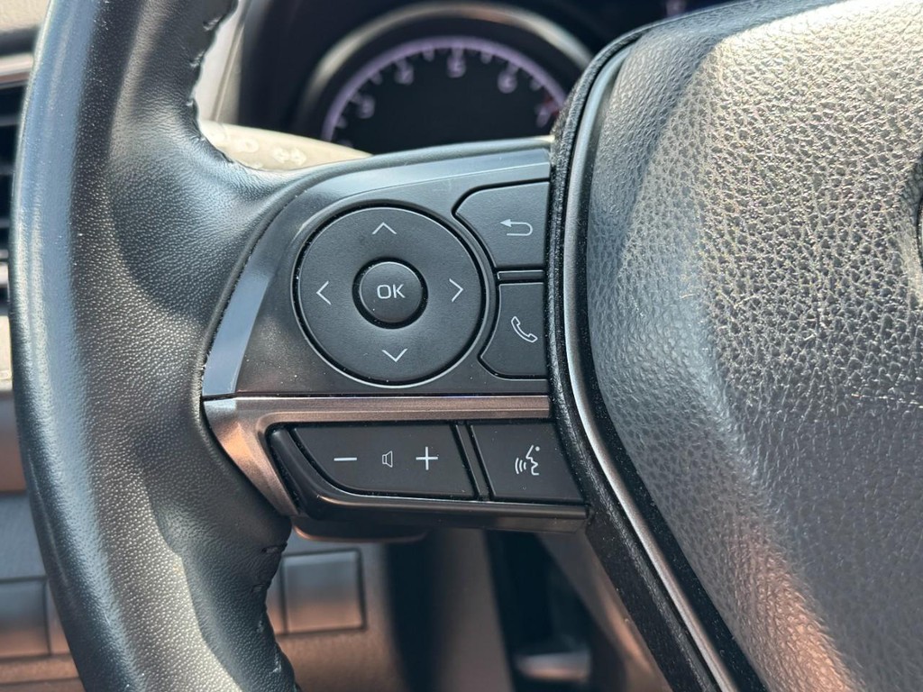 Toyota Camry Vehicle Full-screen Gallery Image 18