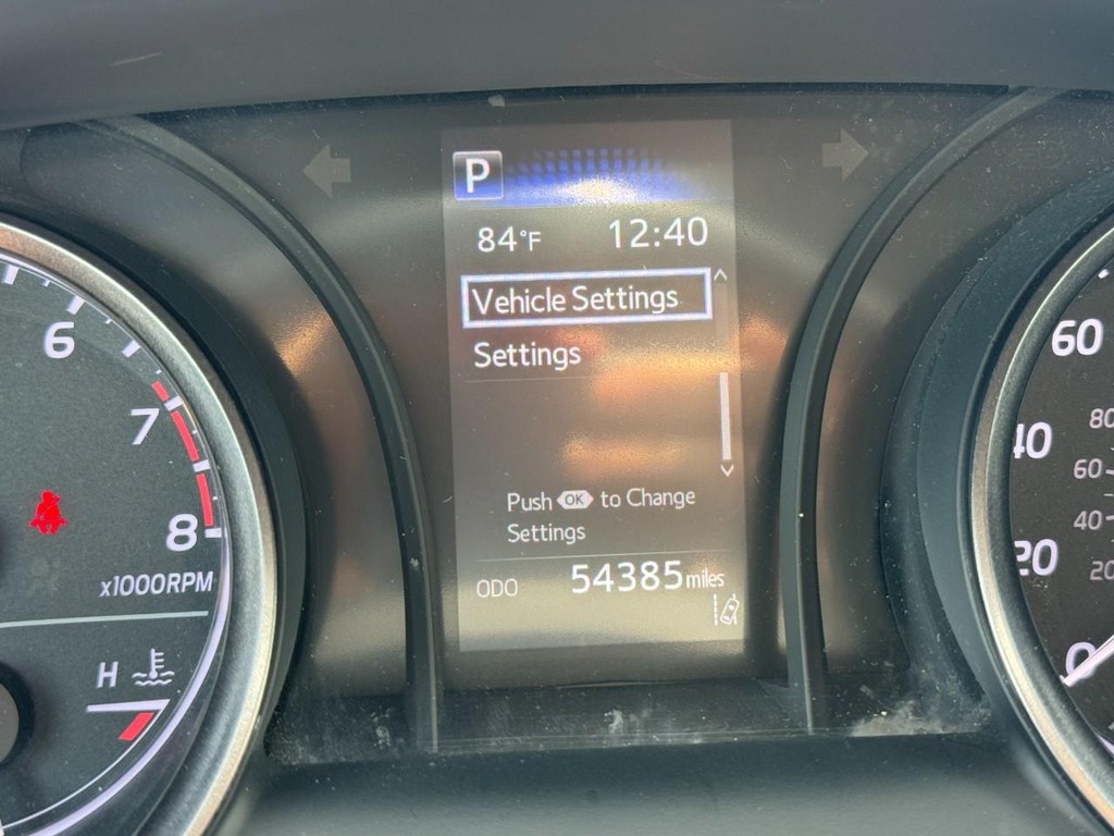 Toyota Camry Vehicle Full-screen Gallery Image 20