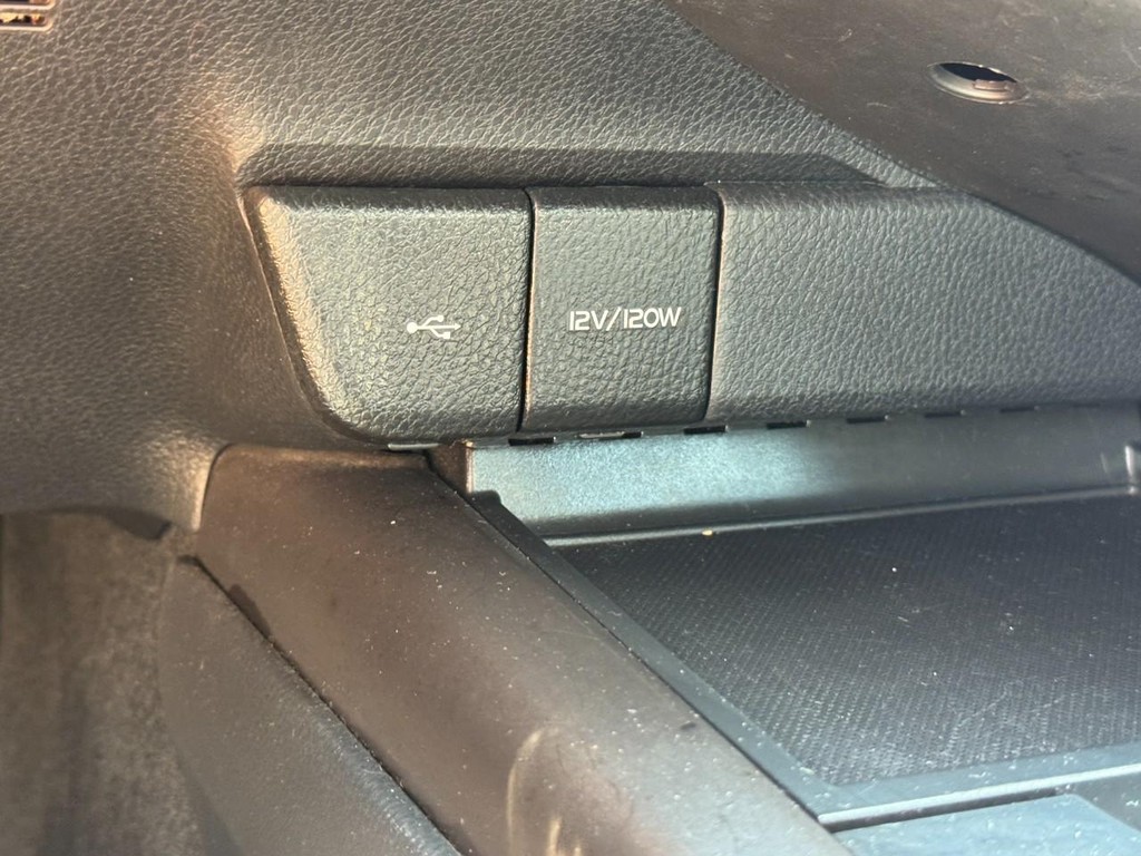 Toyota Camry Vehicle Full-screen Gallery Image 21