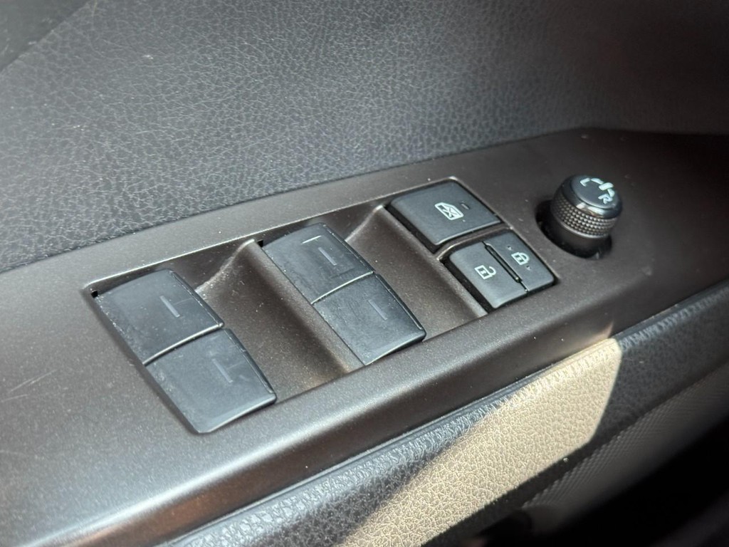 Toyota Camry Vehicle Full-screen Gallery Image 23
