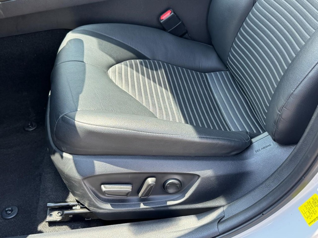 Toyota Camry Vehicle Full-screen Gallery Image 24