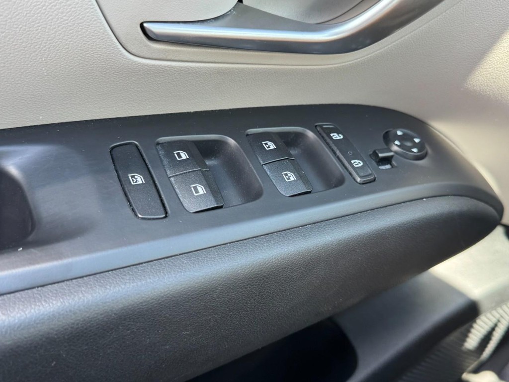 Hyundai Tucson Vehicle Full-screen Gallery Image 24