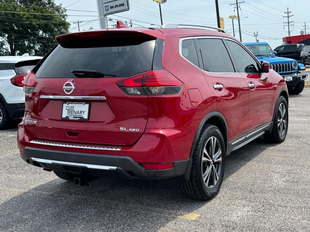 Nissan Rogue Vehicle Full-screen Gallery Image 04