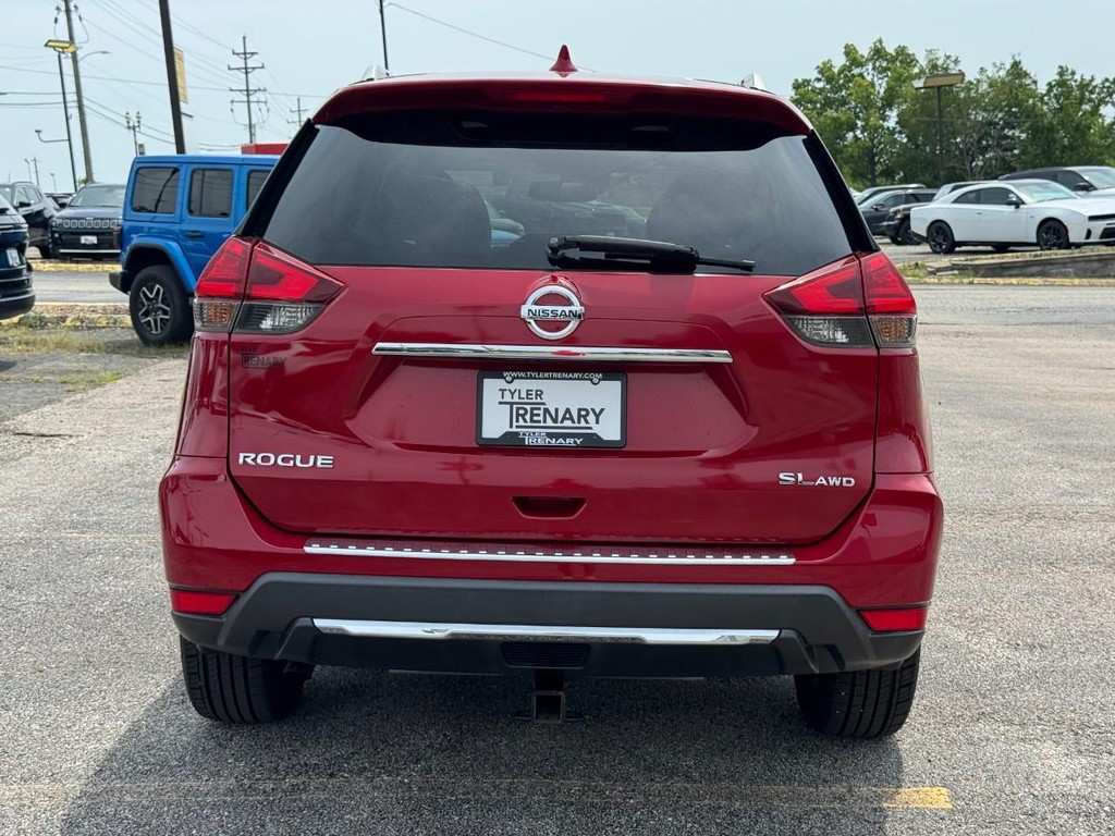 Nissan Rogue Vehicle Full-screen Gallery Image 05