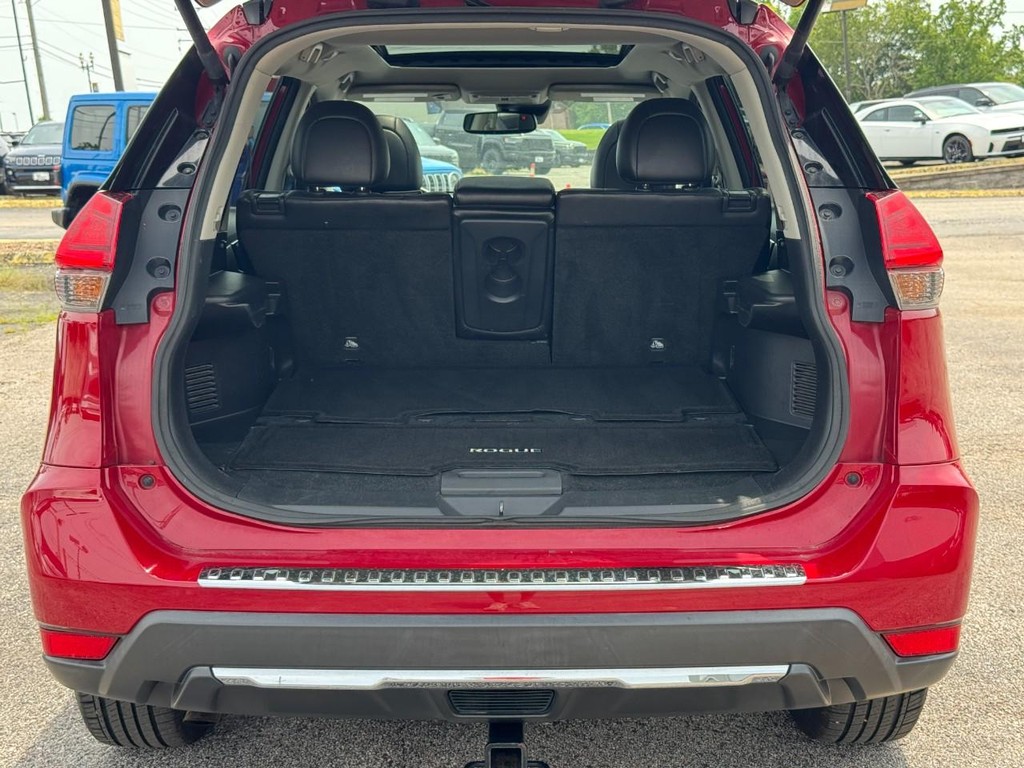 Nissan Rogue Vehicle Full-screen Gallery Image 06
