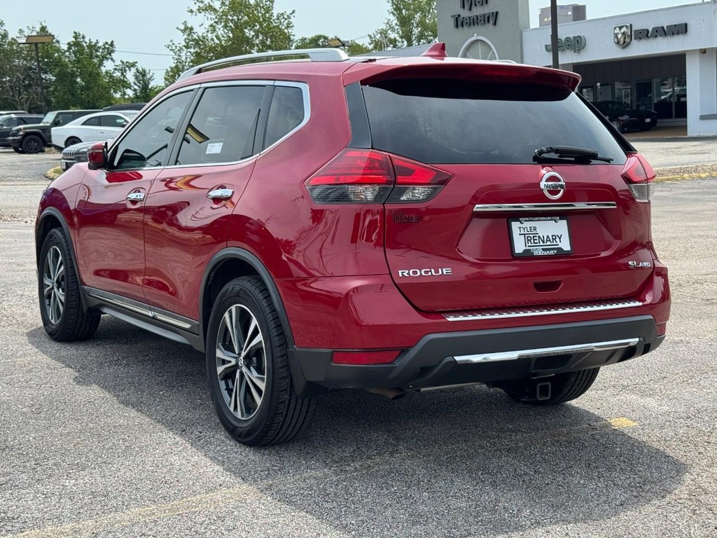 Nissan Rogue Vehicle Full-screen Gallery Image 07