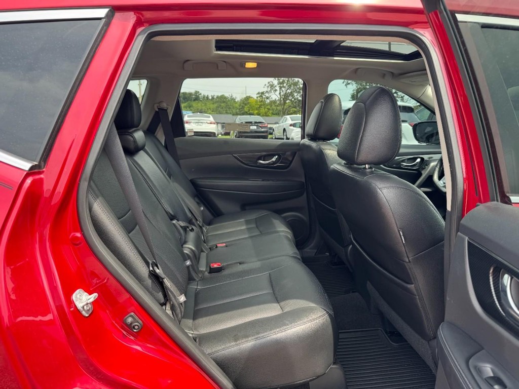 Nissan Rogue Vehicle Full-screen Gallery Image 12