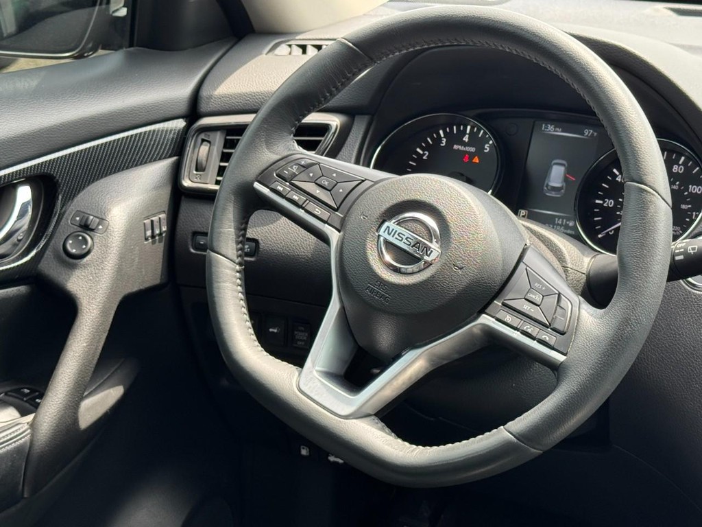 Nissan Rogue Vehicle Full-screen Gallery Image 14