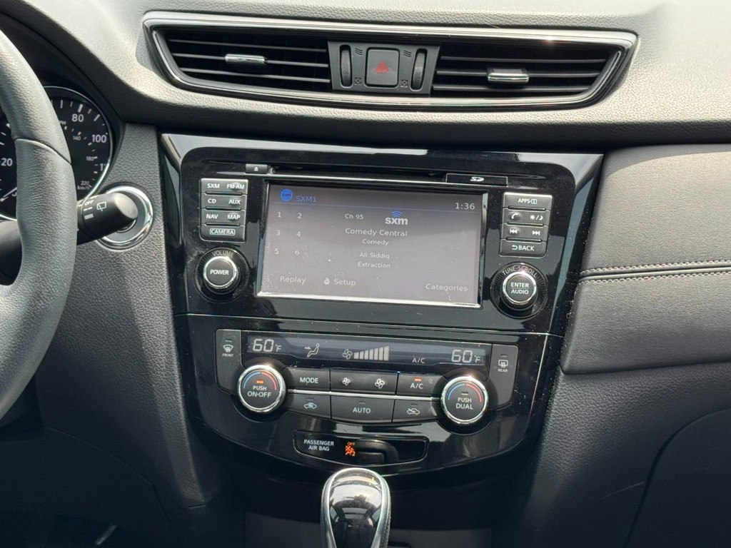 Nissan Rogue Vehicle Full-screen Gallery Image 15